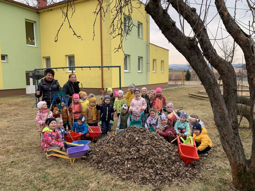 Jarné upratovanie školského dvora