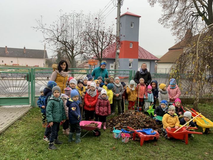 Jesenné upratovanie školského dvora