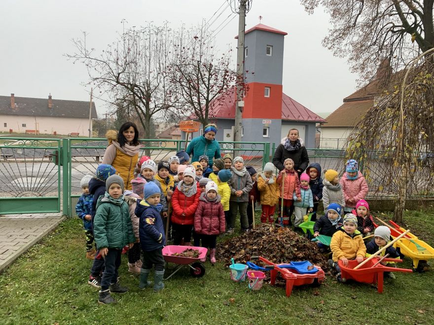 Jesenné upratovanie školského dvora